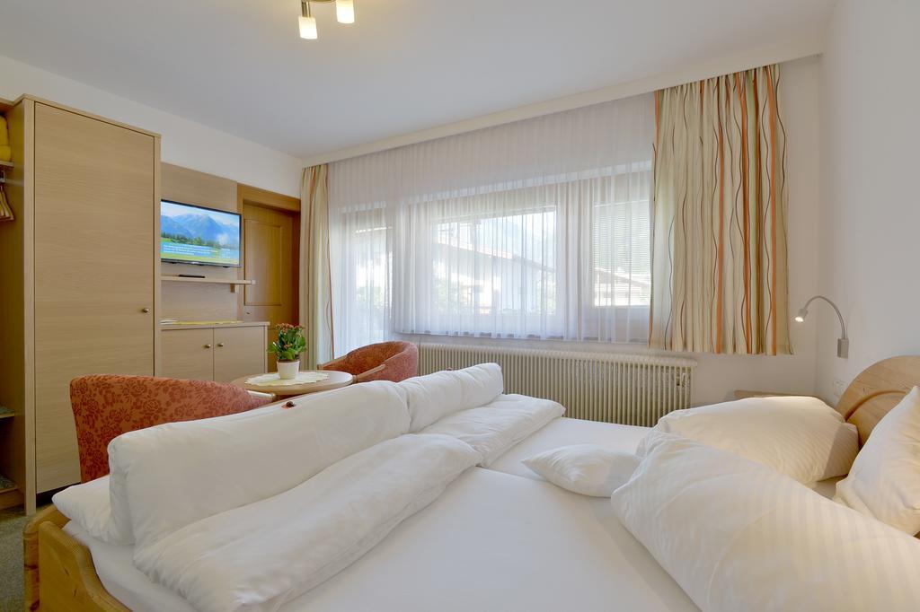 Gaestehaus Ahornblick Mayrhofen Pokoj fotografie